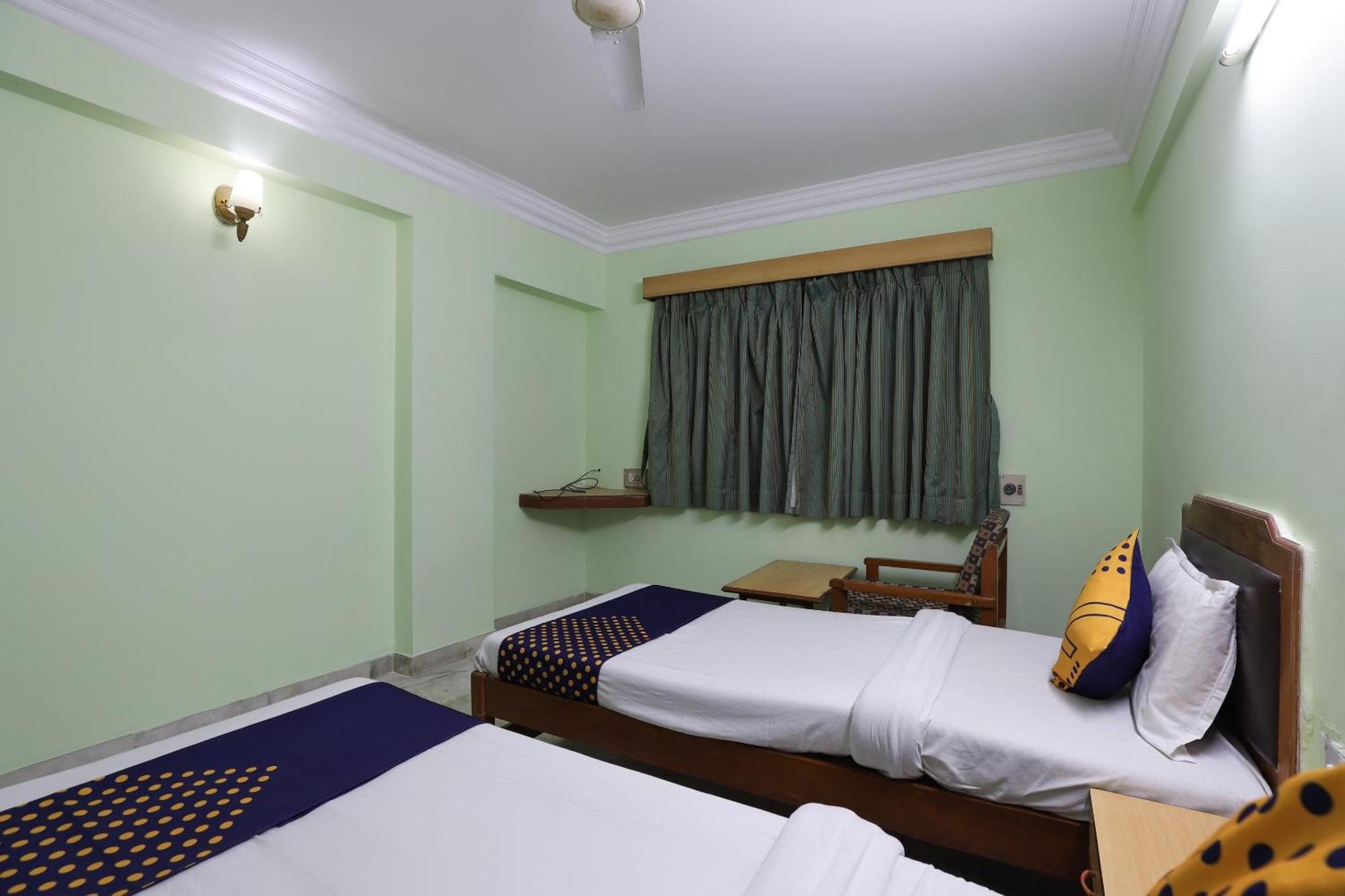 Spot On Hotel Hilltop วาโดดารา ภายนอก รูปภาพ